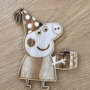 80530 Wood Engraving silhouette ‘, Peppa’ FOR DECORATION 102X80mm/1Pcs/   NATURAL COLOR,   ,Material Plywood,,CHARMS (1 0) ()