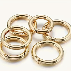 85687 ΜΕΤΑΛΛΙΚΟΙ ΚΡΙΚΟΙ ΜΕ ΣΟΥΣΤΑ  ΓΙΑ ΤΣΑΝΤΕΣ 28X4mm/Ø19mm/2Τεμ.   ΕΠΙΧΡΥΣΟ ΧΡΩΜΑ,   ,ΣΥΝΘΕΣΗ ΣΙΔΗΡΟ,Είδη ραπτικής, (4 3) (0gr) ()