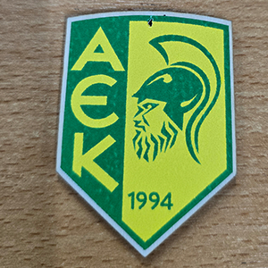 86191 Ξύλινες ομάδες με αυτοκόλλητο ‘, ΑΕΚ’ ΓΙΑ ΔΙΑΚΟΣΜΗΣΗ 60mm//1Τεμ. ΠΟΛΥΧΡΩΜΟ, ,ΣΥΝΘΕΣΗ ,ΚΡΕΜΑΣΤΑ (1 1) (0gr) ()