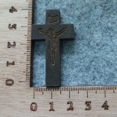 CH58836 Ξυλινα σταυρουδακια   42x25mm/4τεμ. σκουρο καφε χρωμα, με χριστο  ,συνθεση ξυλο,θρησκετυτικα,περαστα (0 0)