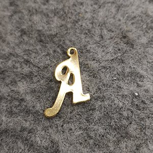 CH63372 Μενταγιον ατσαλινα φιγουρα ,10x12mm/1τεμ. ,επιχρυσο χρωμα,με γραμμα α (0 0)
