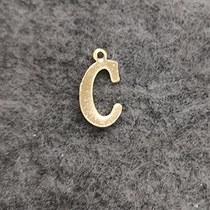 CH63374 Μενταγιον ατσαλινα φιγουρα ,10x12mm/1τεμ. ,επιχρυσο χρωμα,με γραμμα c (0 0)