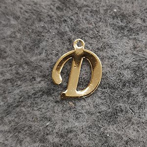 CH63375 Μενταγιον ατσαλινα φιγουρα ,10x12mm/1τεμ. ,επιχρυσο χρωμα,με γραμμα d (0 0)