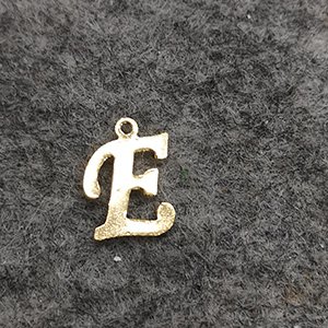 CH63376 Μενταγιον ατσαλινα φιγουρα ,10x12mm/1τεμ. ,επιχρυσο χρωμα,με γραμμα ε (0 0)