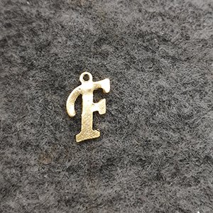 CH63377 Μενταγιον ατσαλινα φιγουρα ,10x12mm/1τεμ. ,επιχρυσο χρωμα,με γραμμα f (0 0)