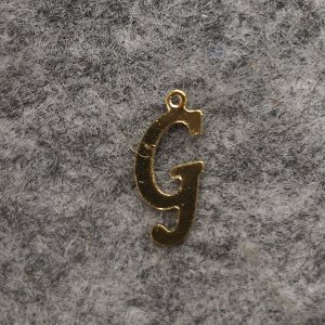 CH63378 Μενταγιον ατσαλινα φιγουρα ,10x12mm/1τεμ. ,επιχρυσο χρωμα,με γραμμα g (0 0)