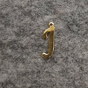 CH63381 Μενταγιον ατσαλινα φιγουρα ,10x12mm/1τεμ. ,επιχρυσο χρωμα,με γραμμα j (0 0)