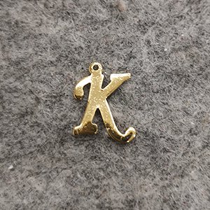 CH63382 Μενταγιον ατσαλινα φιγουρα ,10x12mm/1τεμ. ,επιχρυσο χρωμα,με γραμμα κ (0 0)