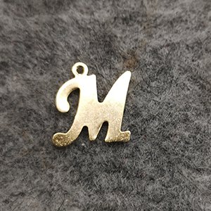 CH63384 Μενταγιον ατσαλινα φιγουρα ,10x12mm/1τεμ. ,επιχρυσο χρωμα,με γραμμα μ (0 0)