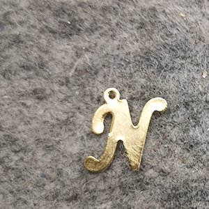 CH63385 Μενταγιον ατσαλινα φιγουρα ,10x12mm/1τεμ. ,επιχρυσο χρωμα,με γραμμα ν (0 0)