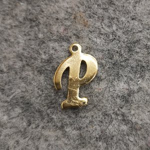 CH63387 Μενταγιον ατσαλινα φιγουρα ,10x12mm/1τεμ. ,επιχρυσο χρωμα,με γραμμα p (0 0)