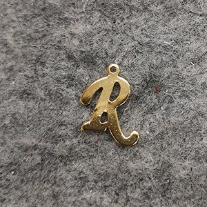 CH63389 Μενταγιον ατσαλινα φιγουρα ,10x12mm/1τεμ. ,επιχρυσο χρωμα,με γραμμα r (0 0)